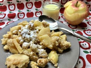 Apfel Crumble Dessert mit Vanillesoße